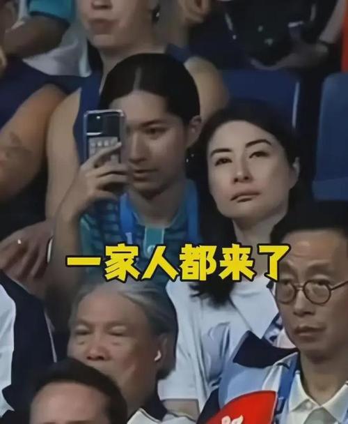 朱玲玲没帮儿媳带娃,霍启刚在法国也不使唤妈妈,郭晶晶不埋怨