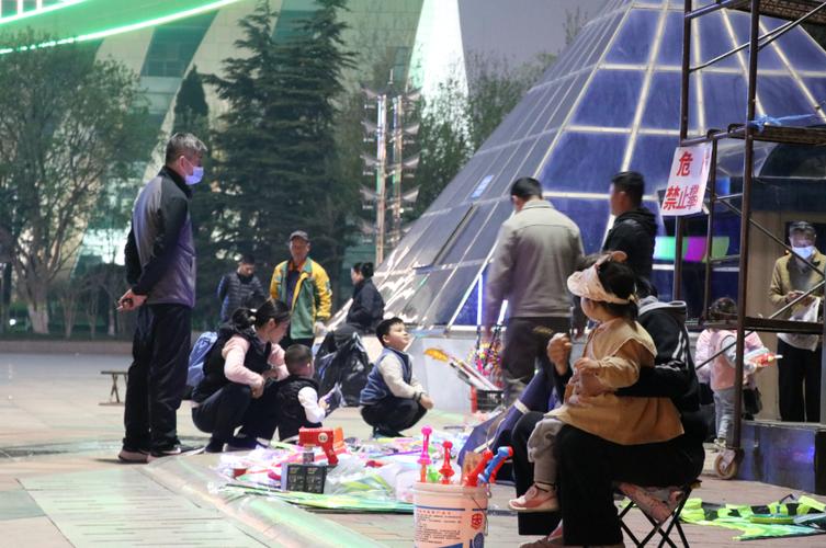 赏花季,潍坊市人民广场上设百余临时小商品摊位