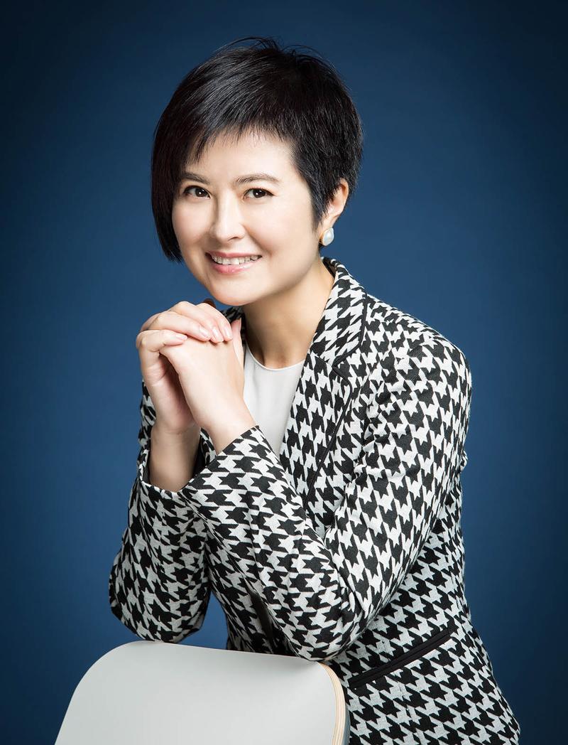 央视新晋文艺青年张泉灵,工作执着,文笔精湛,颜值在线