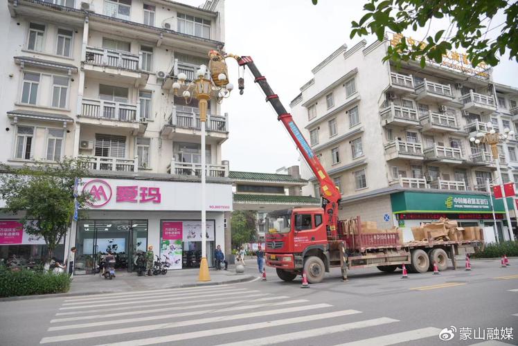 维修广场路灯,点亮城市文明之光
